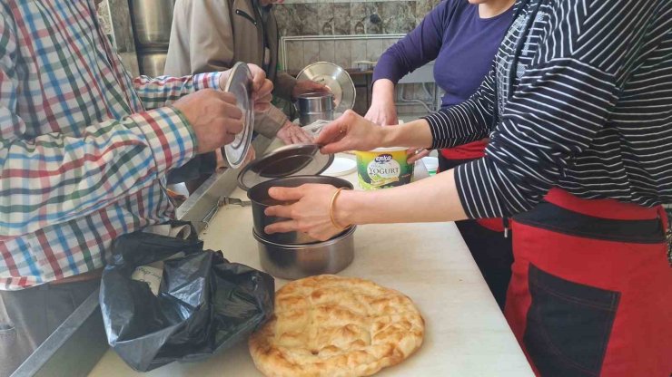Hayırsever vatandaşlar destek veriyor: Ramazan’da 300 aileye her gün sıcak yemek ulaştırılıyor