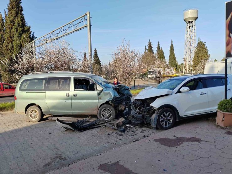 Panelvan ile SUV araç kafa kafaya çarpıştı: 2 yaralı