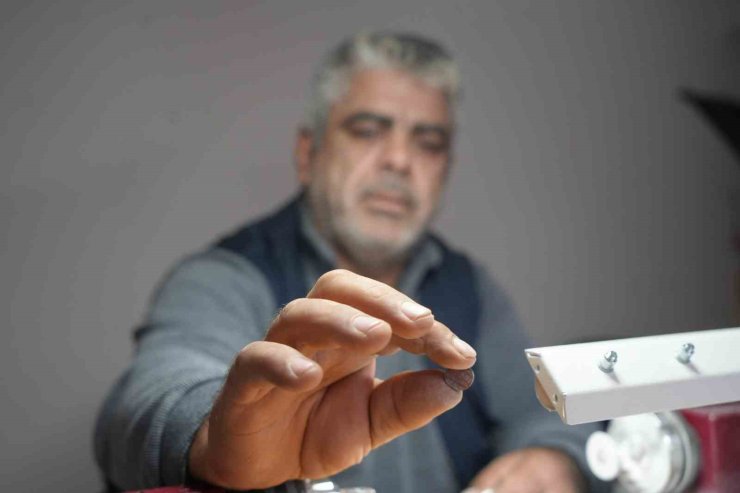 Binbir zahmetle yapılan rengarenk kehribar tespihler göz alıyor