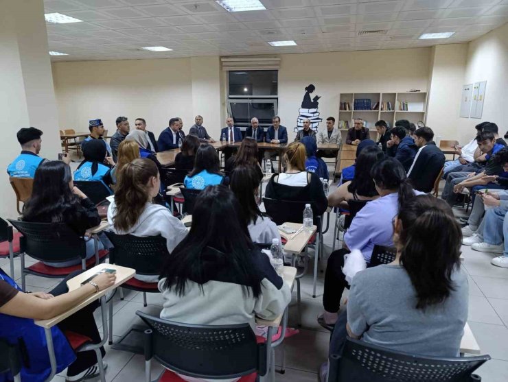 Salihli Kaymakamı Güldoğan, öğrencilerle iftar yaptı