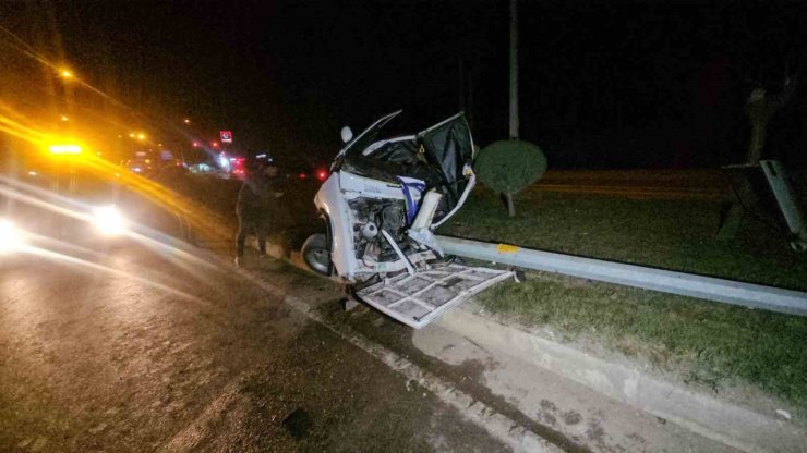 Tokat’ta direğe çarpan Tofaş kağıt gibi ezildi