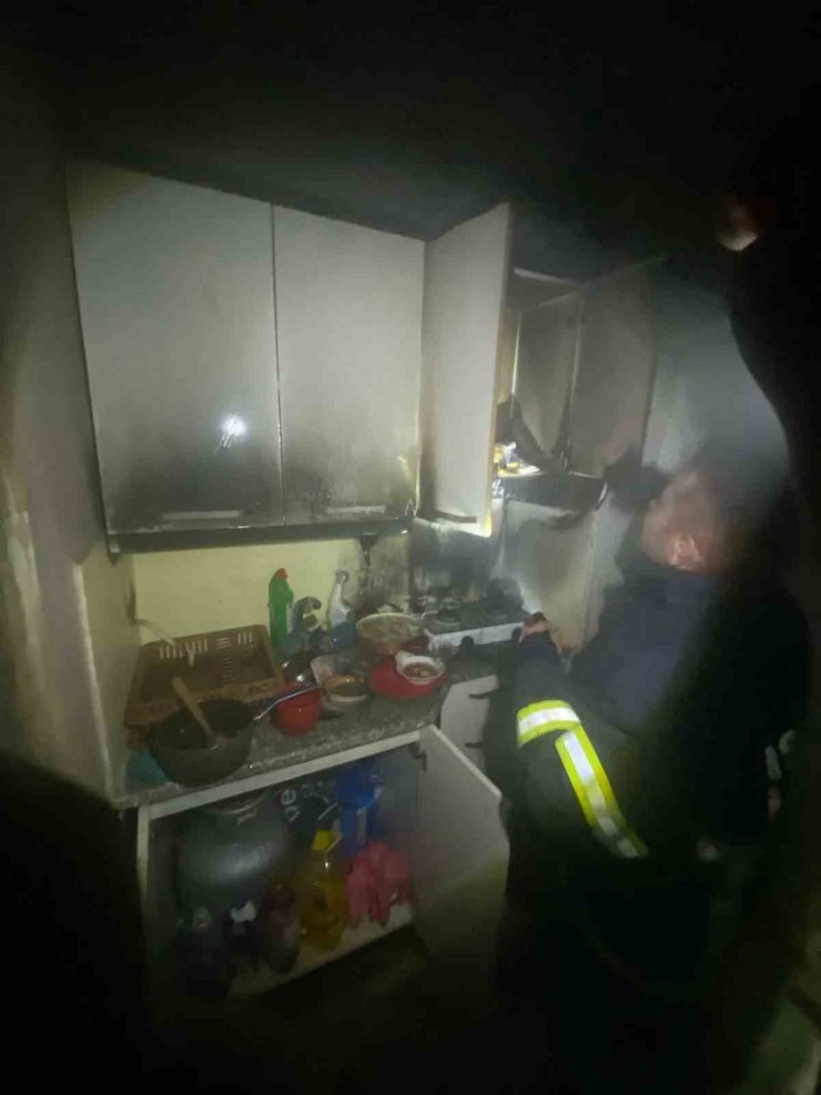 Isparta’da çıkan yangında dairenin mutfağı küle döndü