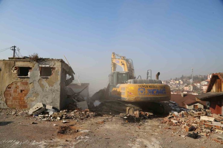 Cedit’te 7 bina daha yıkıldı