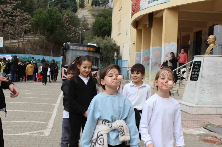 Gezici kütüphane çocuklarla buluştu