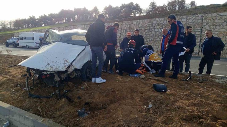 Orta refüje çarpan otomobil sürücüsü yaralandı