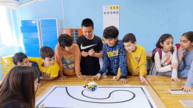 DENEYAP öğrencileri, robotik ve kodlama proje şenliğinde yarıştı