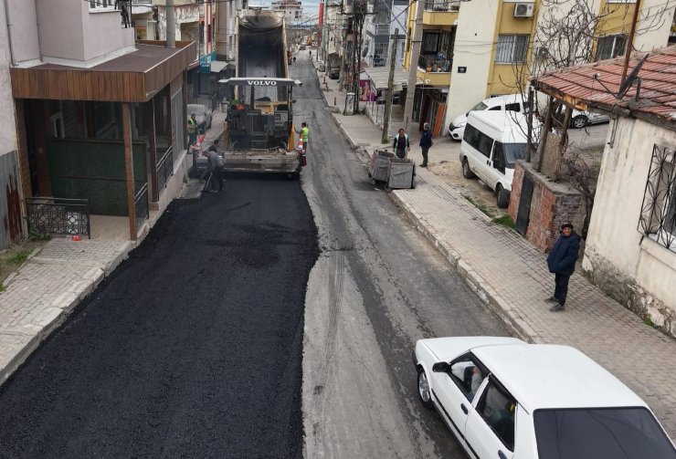 Bayraklı’da yol yenileme ve üst geçit çalışmaları sürüyor