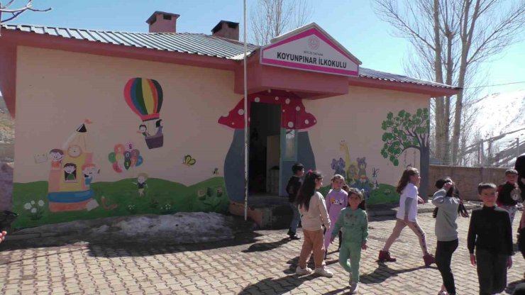 Fedakar öğretmen okulunu yeniledi