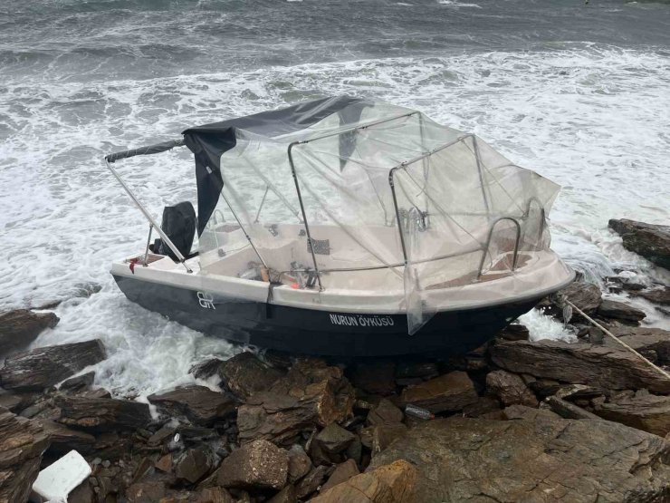 Fırtına Erdek’te limanda bağlı tekneyi Biga’ya sürükledi
