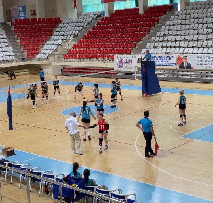 Bayburtlu kadın voleybolcular tüm maçları kazanarak finale yükseldi