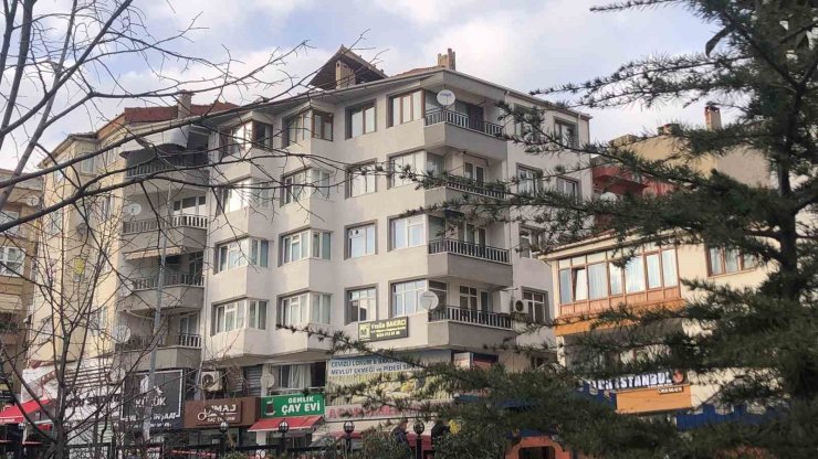 Gemlik’te şiddetli rüzgar terastaki sediri uçurdu