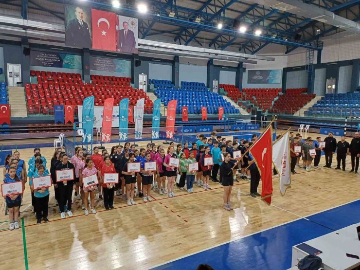 Badminton müsabakaları 18 takımın katılımıyla başladı
