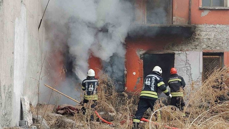 Erzurum’da metruk bina yangını
