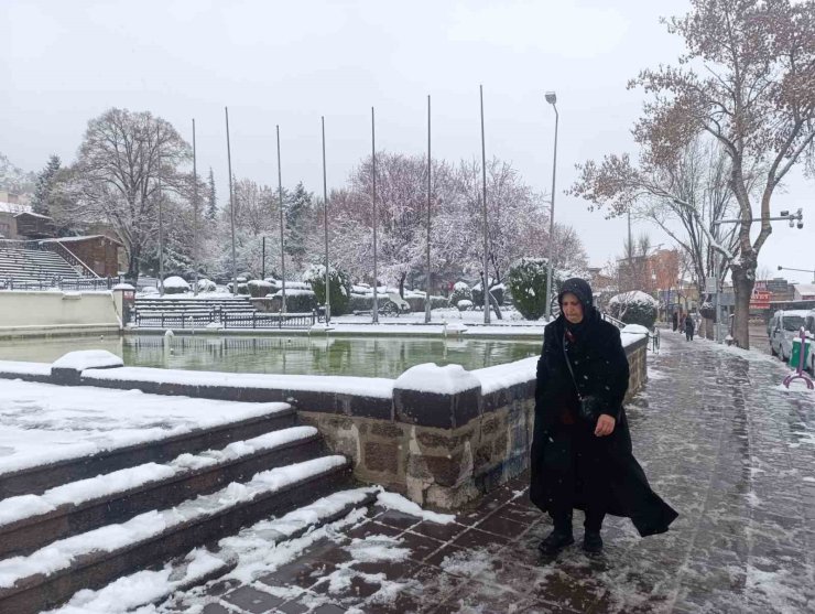 Afyonkarahisar’da kar yağışı etkili oldu