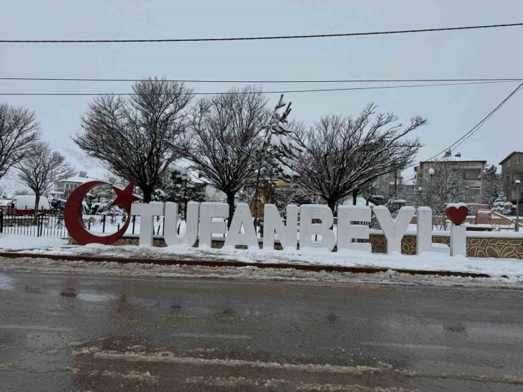 Adana’nın Tufanbeyli ilçesinde kar etkili oldu