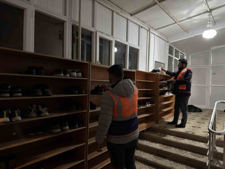 Aksaray’da teravih namazına camiye gelen çocuklara ayakkabıda harçlık sürprizi