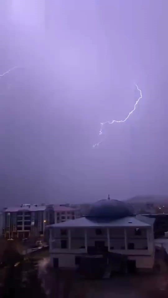 Bingöl’de şimşekler geceyi gündüze çevirdi