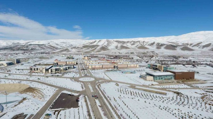 Erzincan’da uçuşa ve eğitime kar engeli