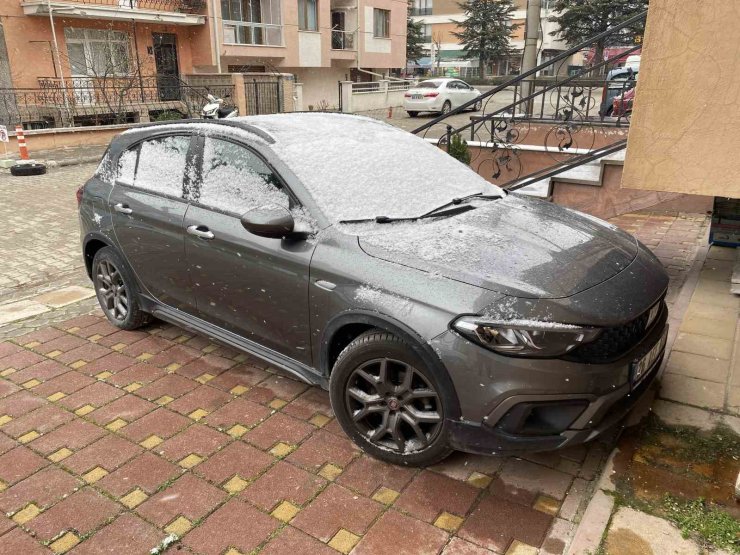 Araçların ve binaların üstü karla kaplandı