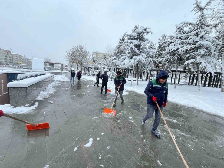 Büyükşehir, karla mücadelede 174 mahalle yolunu ulaşıma açtı