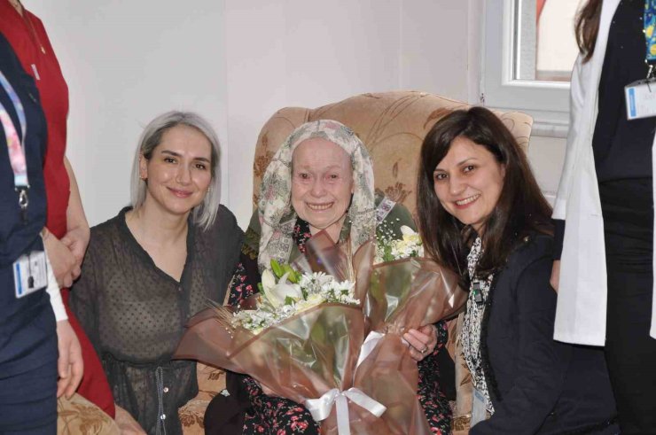 Manisa Şehir Hastanesinden 102 teyzeye ziyaret