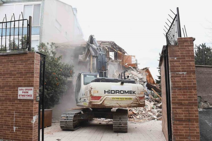 Tarihi surları tehdit eden riskli bina yıkıldı