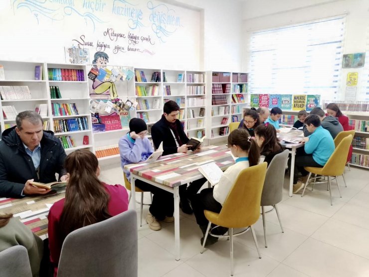 Kaymakam Kahraman öğrencilerle kitap okudu