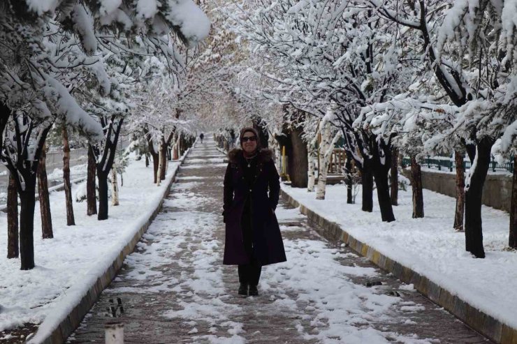 Kar yağışı ile gelen kartpostallık manzaralar