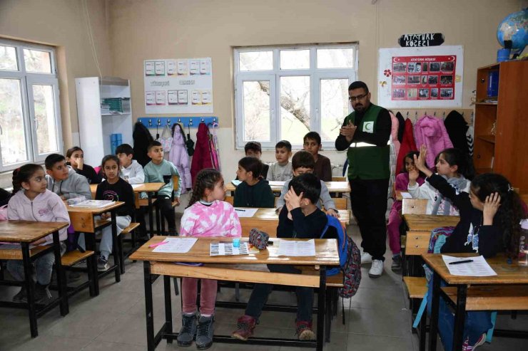 Şırnaklı öğrencilere teknoloji bağımlılığı eğitimi verilip mont dağıtıldı