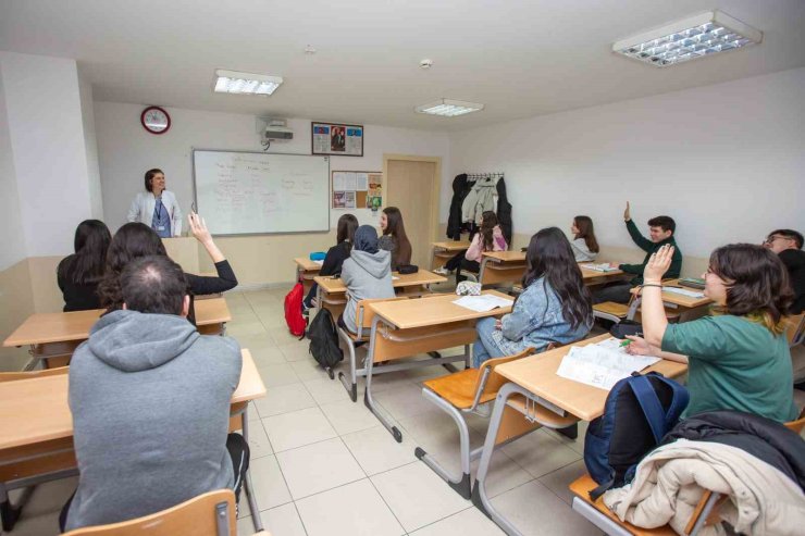 Bursa Büyükşehir, üniversite adaylarının yanında