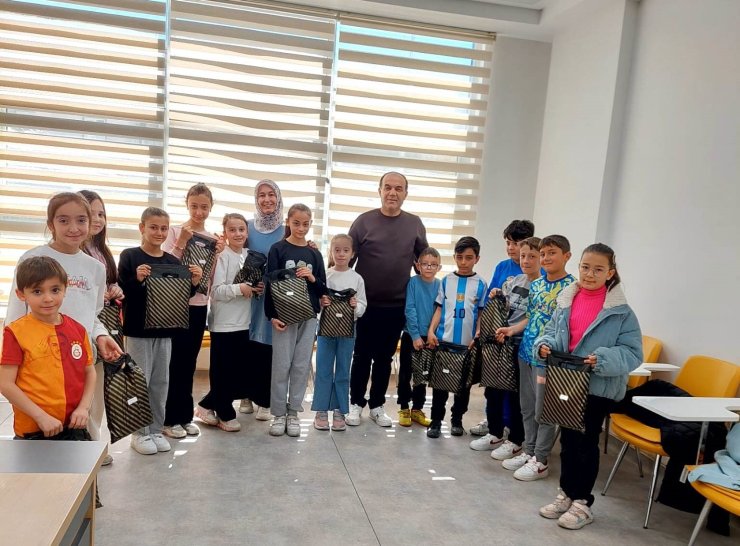 Hisarcık Eti Maden Gençlik Merkezinde kurs gören öğrencilere bayram harçlığı ve hediye