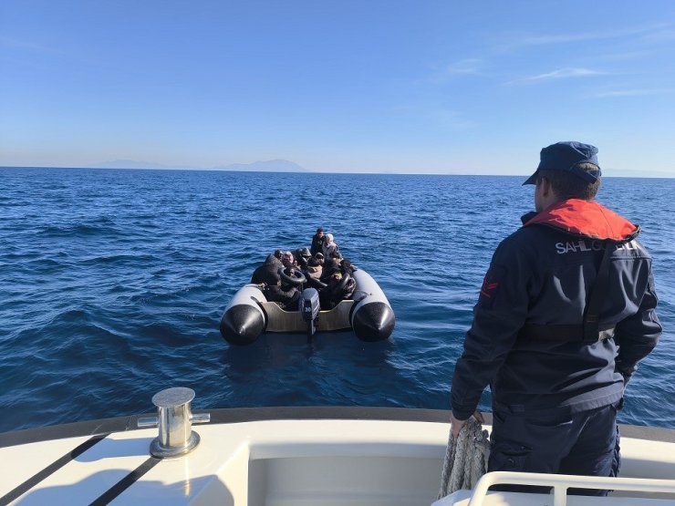 İzmir’de 55 göçmen kurtarıldı, 2 göçmen kaçakçısı yakalandı