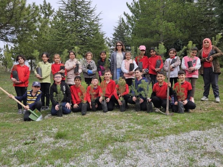 Minik öğrencileri fidanları toprakla buluşturdu