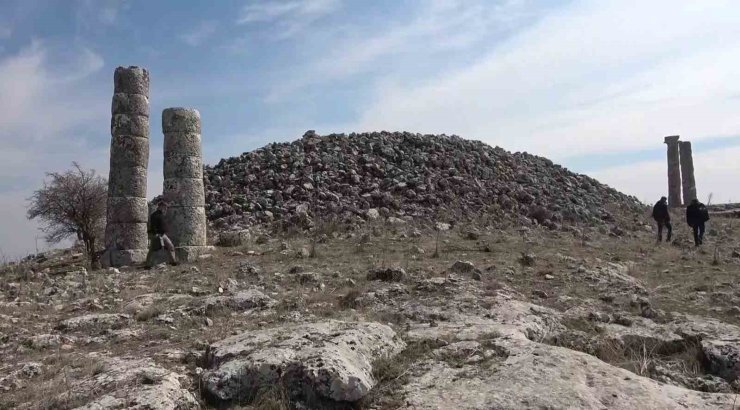Moloz taşlardan oluşan 2 bin 60 yıllık Tümülüs hayran bırakıyor