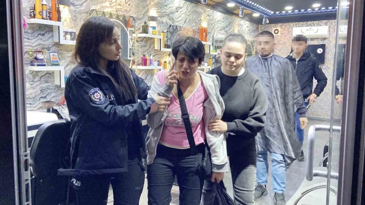 Kendisine yardımcı olmak isteyen polisi itip, "Köpek gibi bekliyorlar" diye şikayet etti