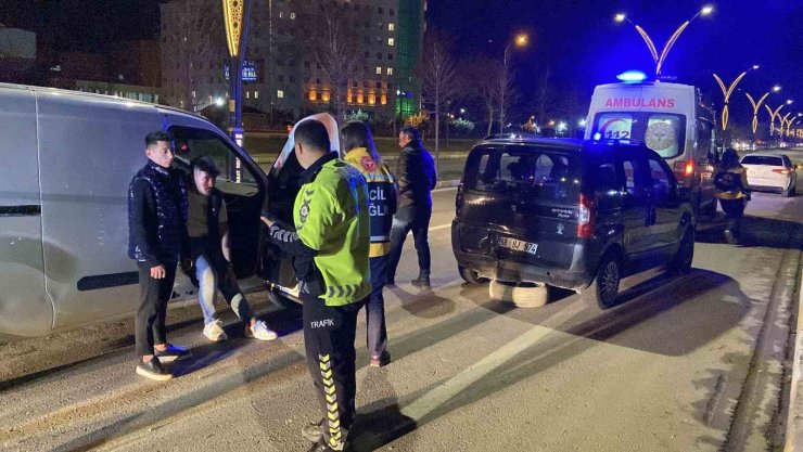 Aksaray’da 2 hafif ticari araç çarpıştı: 1 yaralı