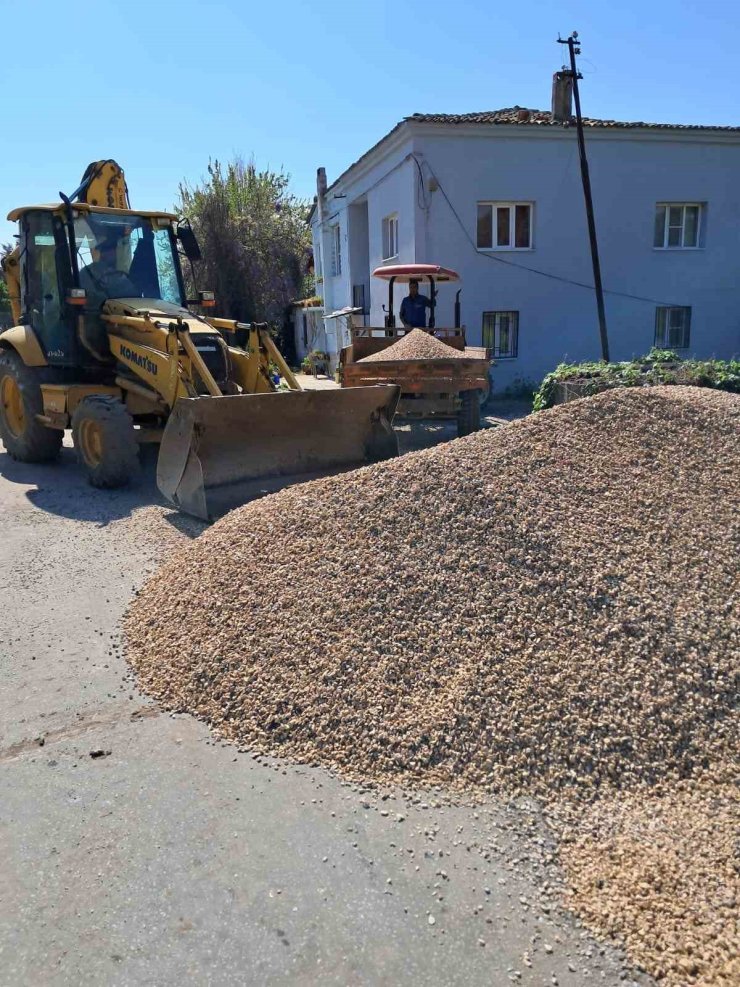 Sultanhisar’da bozulan yollar yenileniyor