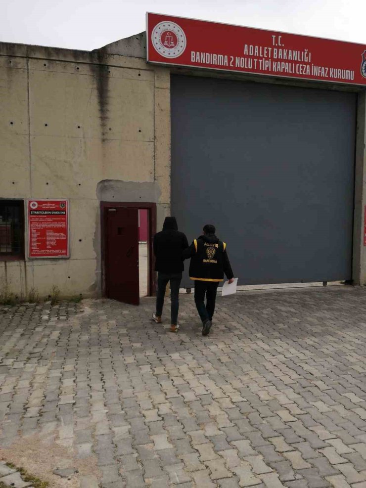 Balıkesir’de hapis cezası bulunan firarilere eş zamanlı operasyon