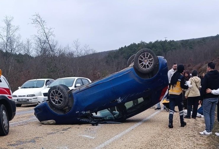 Takla atan otomobilde bulunan 2 kişi yaralandı