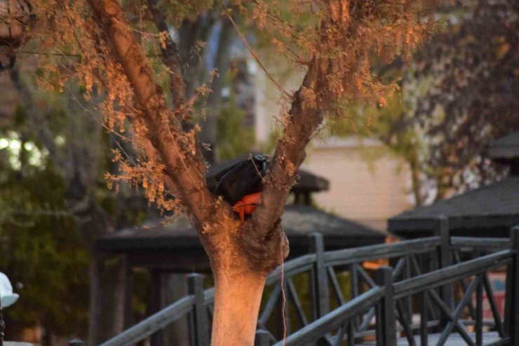 Karaman’da fünye ile patlatılan çantadan para çıktı