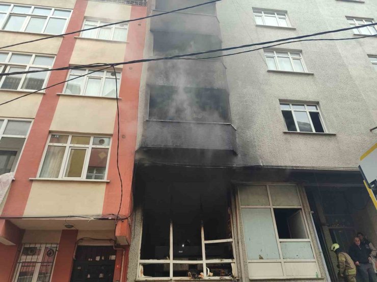 Bağcılar’da araç paspası üreten iş yerinde korkutan yangın