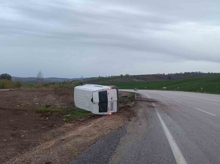 Kontrolden çıkan minibüs devrildi: 2 yaralı