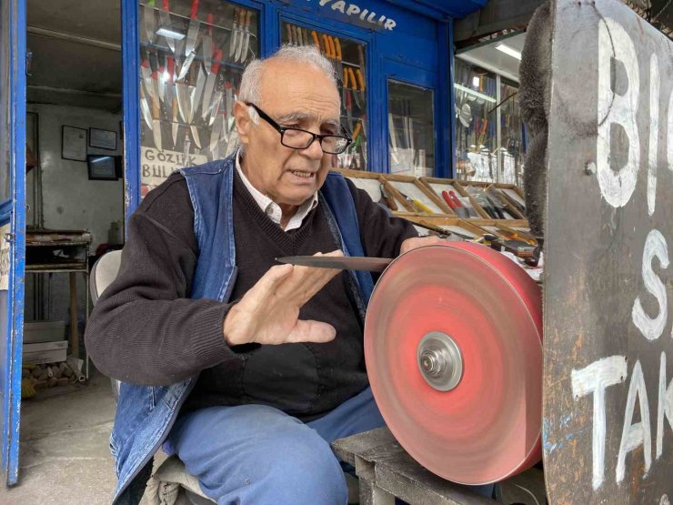 İşini severek yapan 81 yaşındaki Erhan amca mesleğini bir türlü bırakamıyor