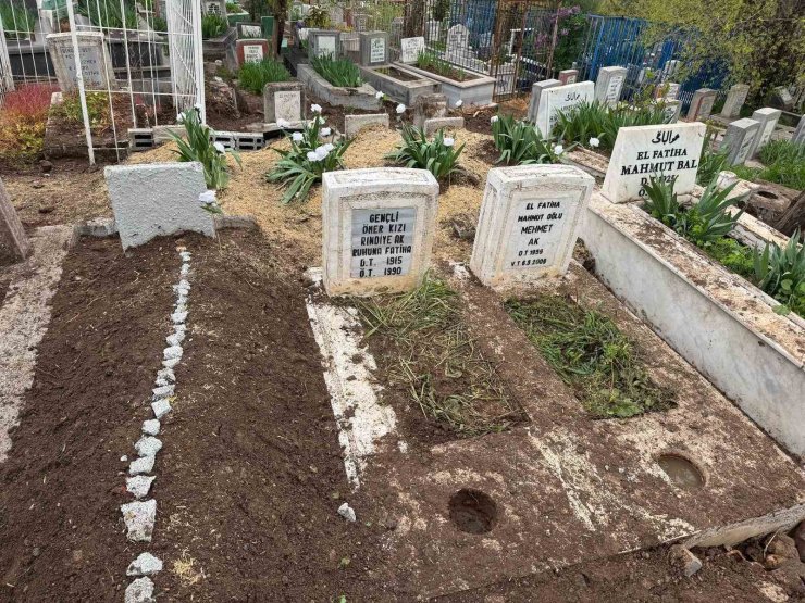 Karabük’teki kazada hayatını kaybeden anne Uluışık’ta Diyarbakır’da çocuklarının yanına defnedildi
