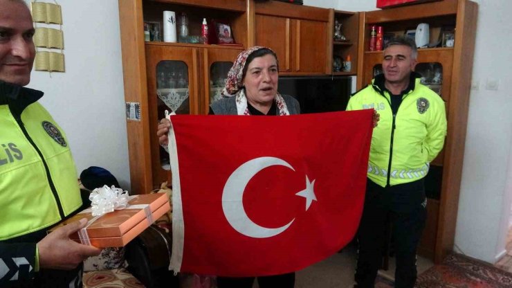 Polis helikopterine bayrak sallayan Ayşe teyze: "Ağlaya ağlaya içeri girdim, çok duygulandım"