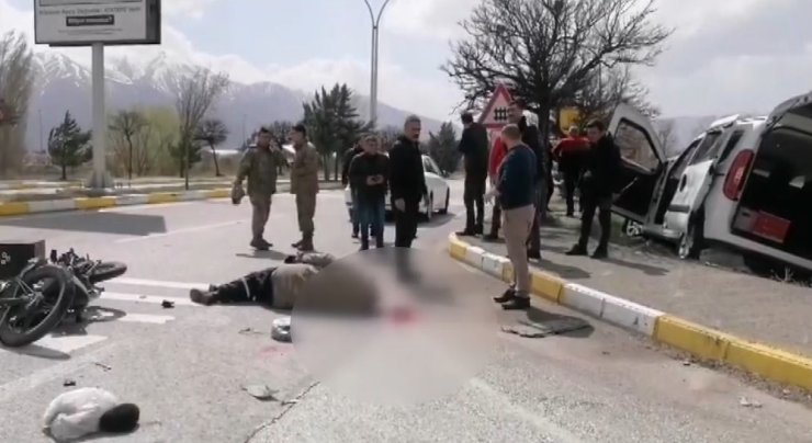 Otomobille çarpışan motosiklet sürücüsü ağır yaralandı