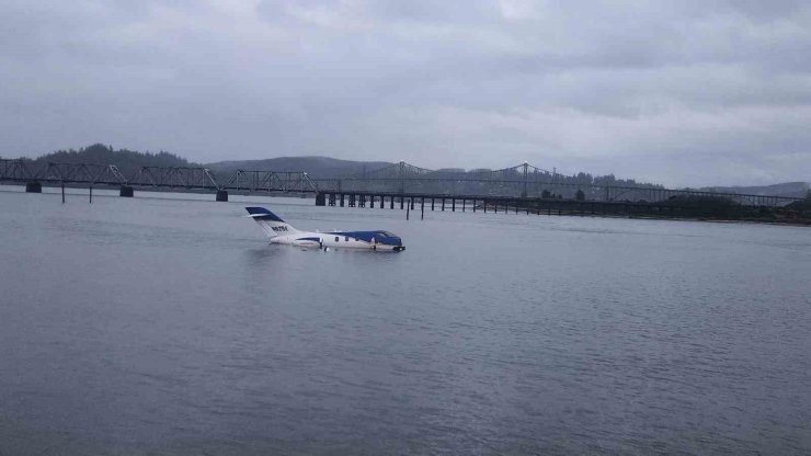 ABD’de pistten kayan küçük uçak suya düştü: 5 yaralı