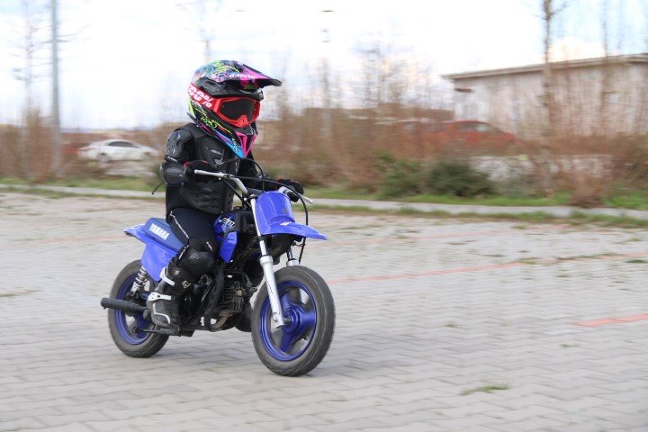 Zayn’a rakip Eskişehir’den çıktı: 3 yaşındaki Atakan motosikletiyle pistlerin tozunu attırıyor