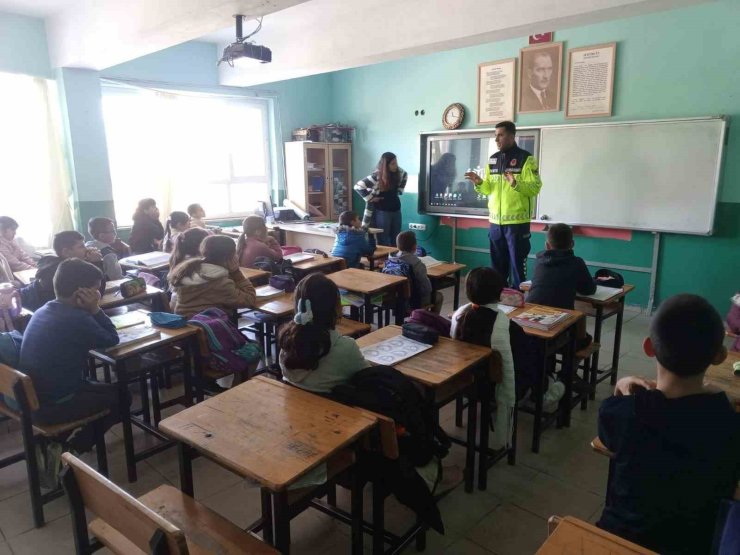 Jandarma ekipleri Bozdoğanlı öğrencileri bilgilendirdi