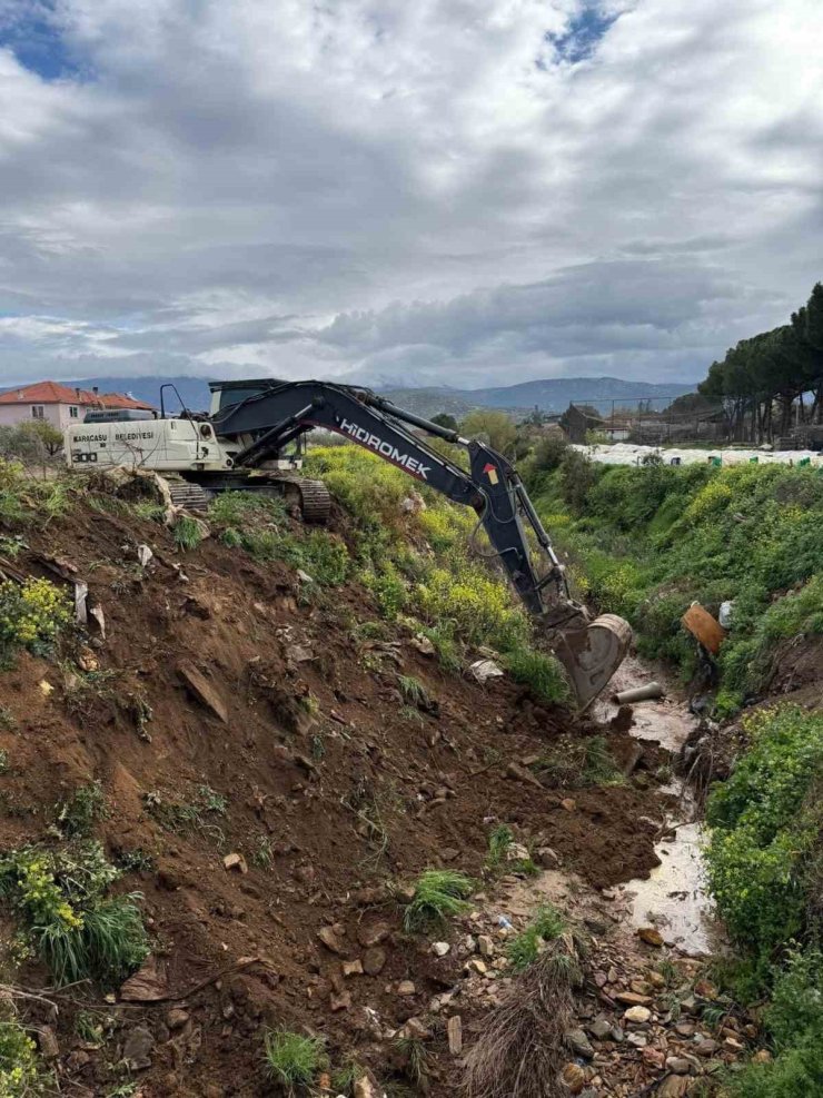 Geyre Mahallesi’nde dere yatakları temizleniyor